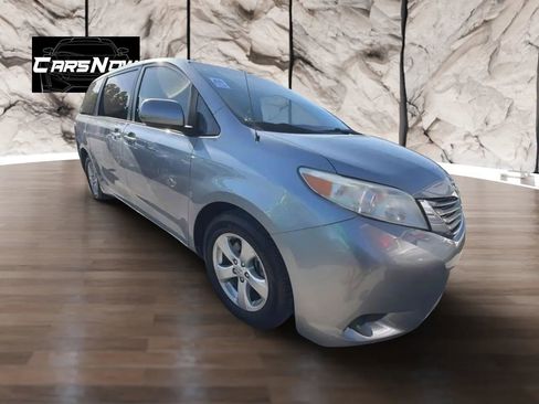 Used 2013 Toyota Sienna LE image 1