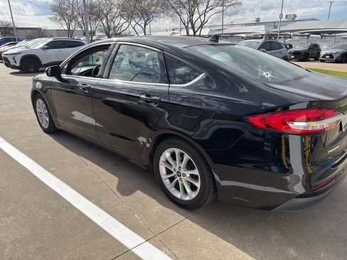Used 2019 Ford Fusion SE image 2