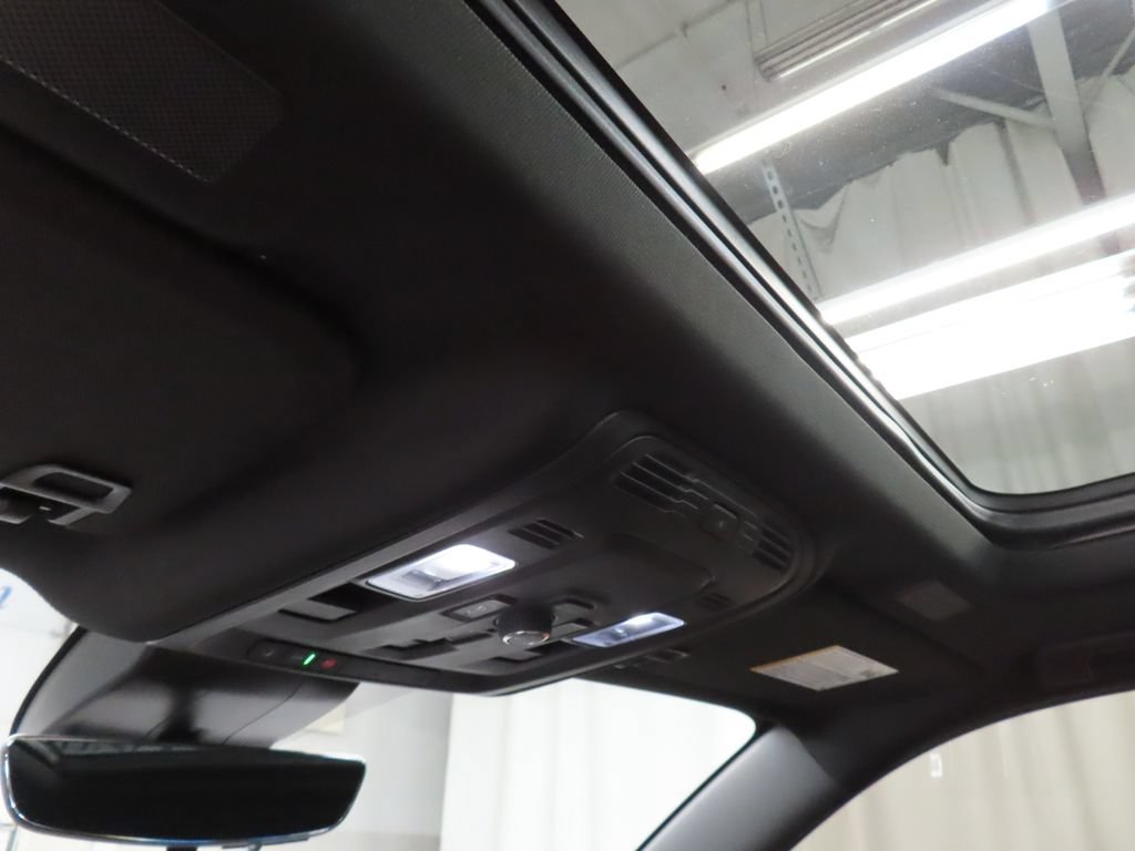 Used 2025 GMC Yukon XL Denali Ultimate AWD/4WD image 33