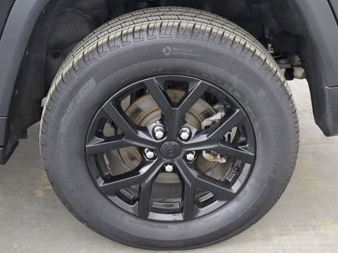 Used 2025 Jeep Grand Cherokee Altitude AWD/4WD image 33