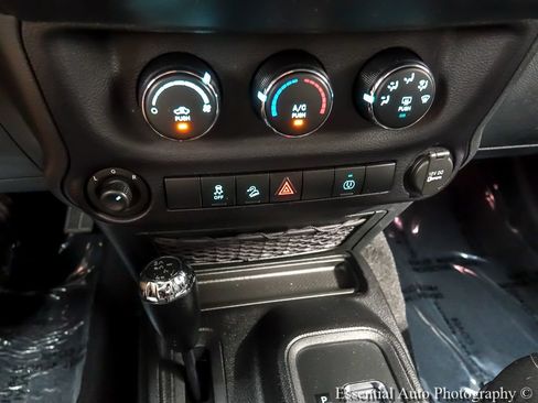 Used 2016 Jeep Wrangler Unlimited Sahara w/ Connectivity Group AWD/4WD image 15