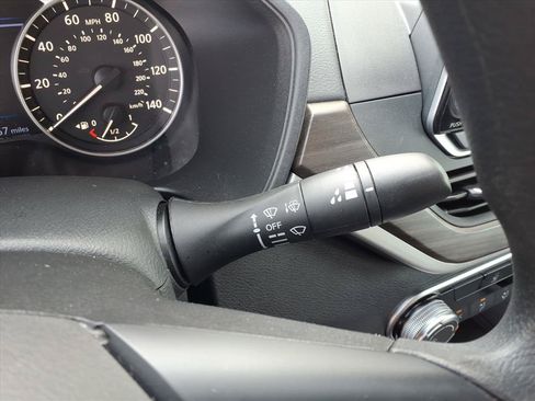 Used 2025 Nissan Altima 2.5 SV FWD image 21