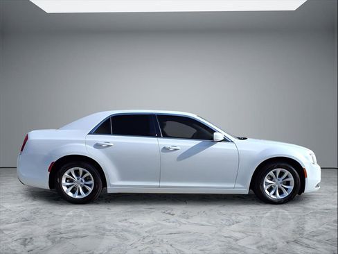 Used 2022 Chrysler 300 Touring image 8