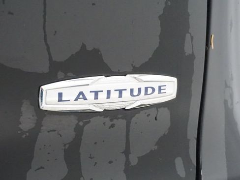 Certified 2019 Jeep Cherokee Latitude w/ Popular Appearance Group image 18