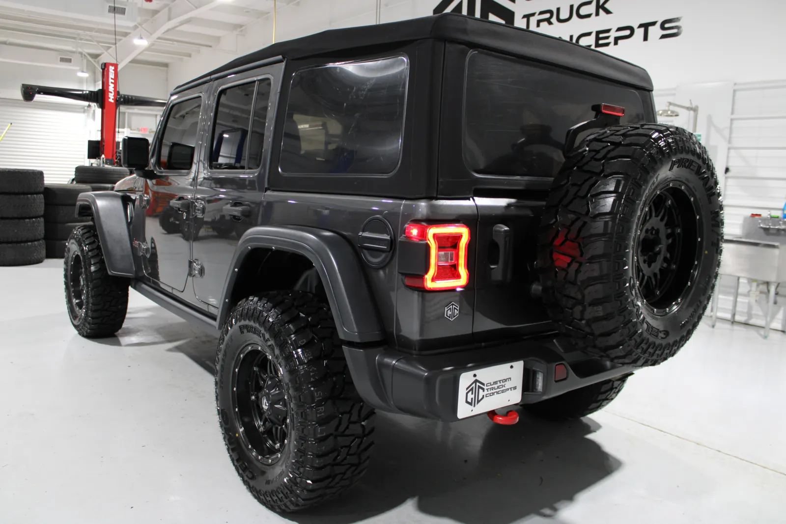 Used 2022 Jeep Wrangler Unlimited Rubicon w/ LED Lighting Group AWD/4WD image 3