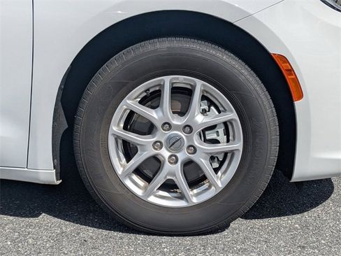 Used 2025 Chrysler Pacifica Select image 11