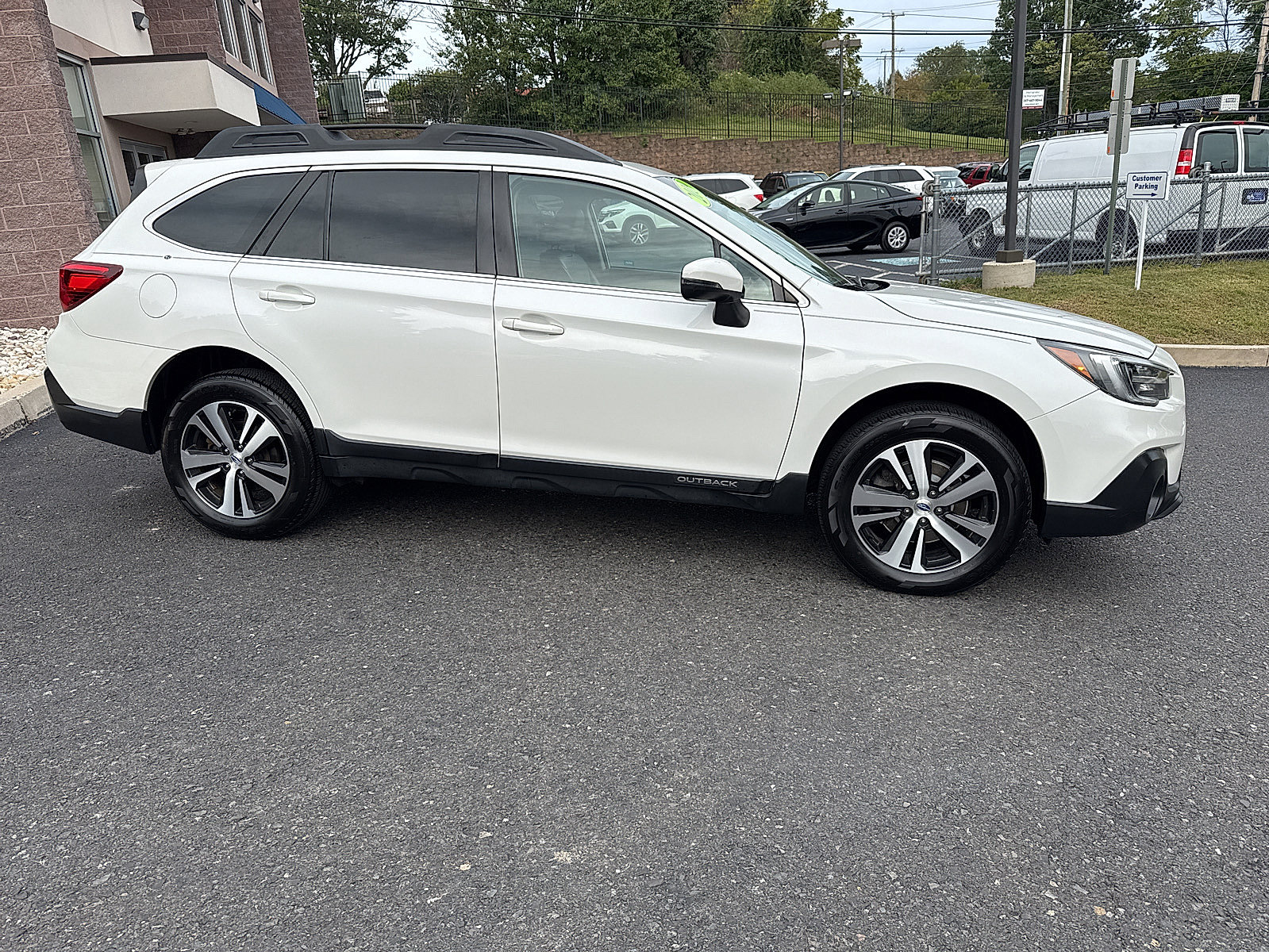 Used 2019 Subaru Outback 2.5i Limited AWD/4WD image 3