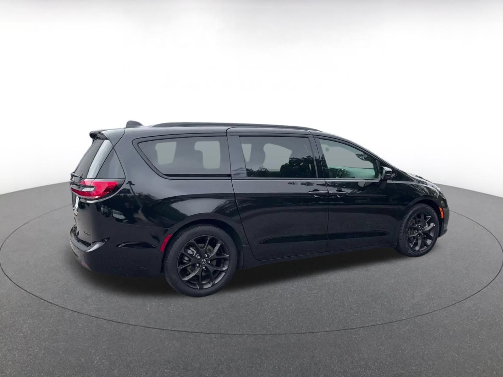 Used 2025 Chrysler Pacifica Limited FWD image 13