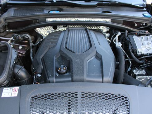 Certified 2024 Porsche Macan image 28