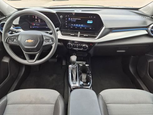 Used 2025 Chevrolet Trax LT FWD image 19