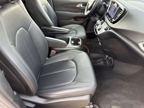 Used 2025 Chrysler Pacifica Select FWD image 13