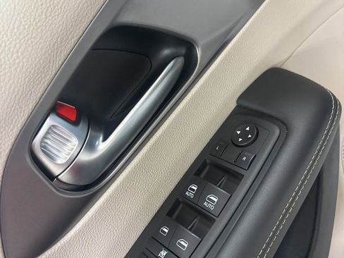 Used 2024 Chrysler Pacifica Touring-L image 19