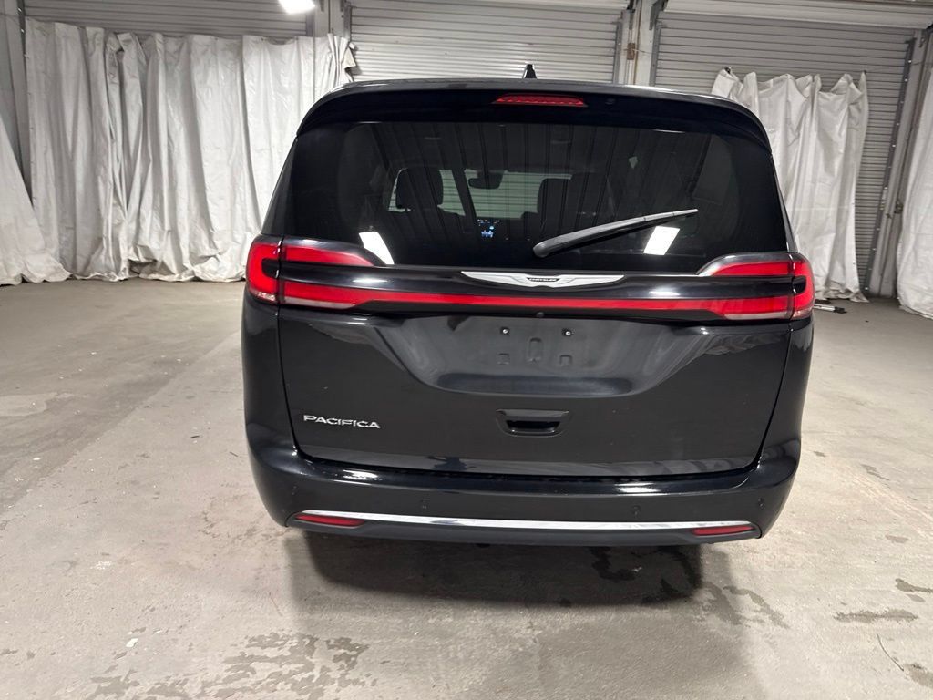 Used 2023 Chrysler Pacifica Touring-L FWD image 6