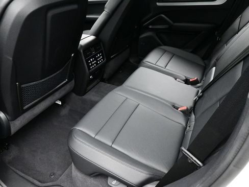 Certified 2025 Porsche Cayenne AWD/4WD image 14