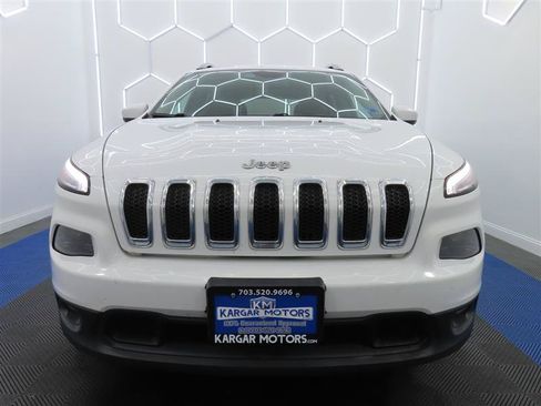 Used 2018 Jeep Cherokee Latitude Plus w/ Comfort/Convenience Group FWD image 3