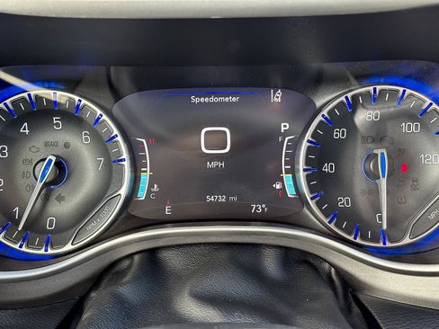 Used 2023 Chrysler Pacifica Touring-L FWD image 17