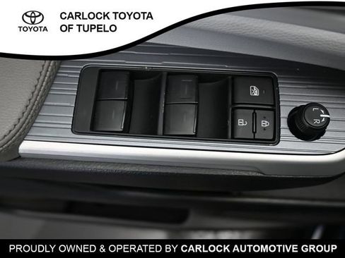 Used 2025 Toyota Sienna XLE image 21