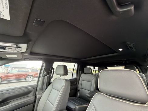 Certified 2023 GMC Yukon XL SLT w/ SLT Premium Package AWD/4WD image 19