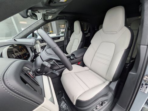 New 2025 Porsche Cayenne Turbo image 5