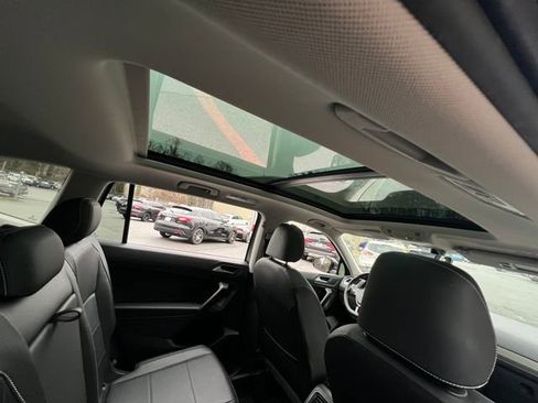 Used 2021 Volkswagen Tiguan SE w/ Panoramic Sunroof Package image 33