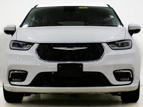 Used 2023 Chrysler Pacifica Touring-L image 2