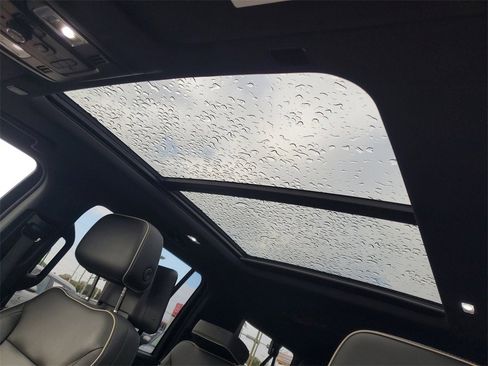 Used 2021 GMC Yukon XL SLT w/ SLT Premium Package image 10