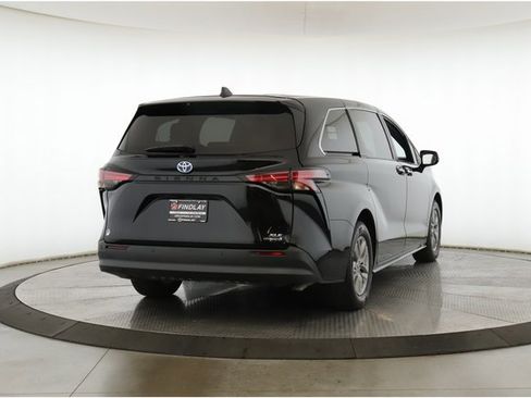 Used 2022 Toyota Sienna XLE image 7