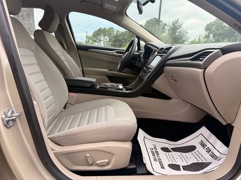 Used 2017 Ford Fusion SE w/ Fusion SE Technology Package FWD image 14