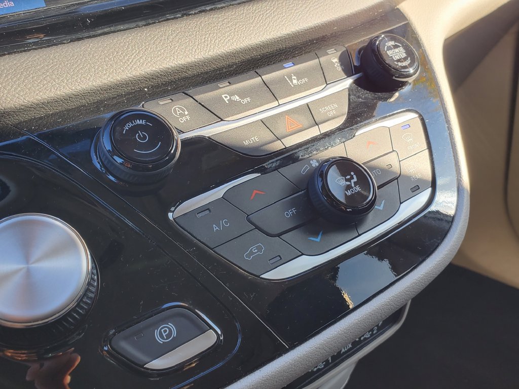 Used 2023 Chrysler Pacifica Touring-L FWD image 31