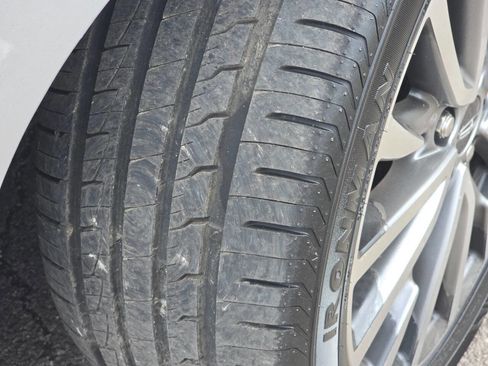 Used 2017 Lincoln Continental Select w/ Continental Climate Package image 10