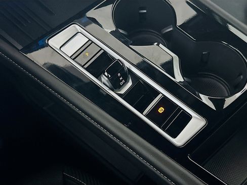 Used 2025 Volkswagen Atlas Cross Sport SE image 25