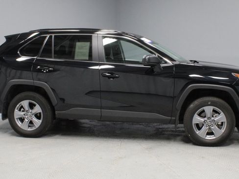 Used 2022 Toyota RAV4 LE image 12