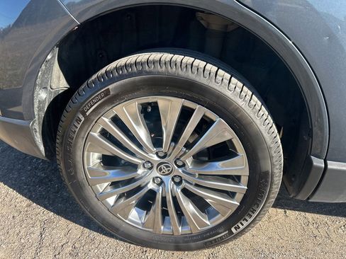 Used 2021 Toyota Venza Limited w/ Carpet Mat Package (TMS) image 5