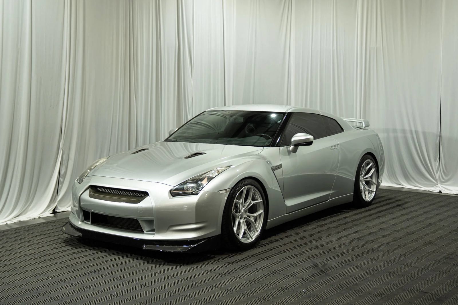 Used 2009 Nissan GT-R Premium AWD/4WD image 2