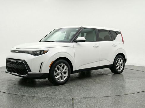 Used 2025 Kia Soul LX w/ LX Technology Package image 3