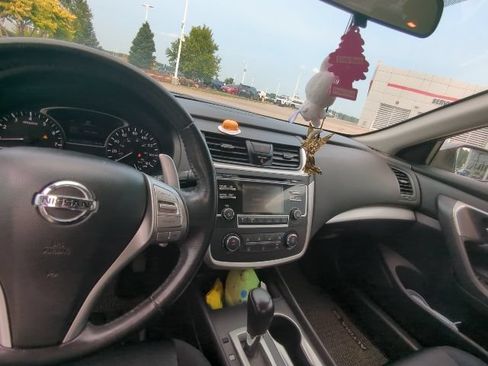 Used 2017 Nissan Altima 2.5 SR w/ LED Appearance Package FWD image 29