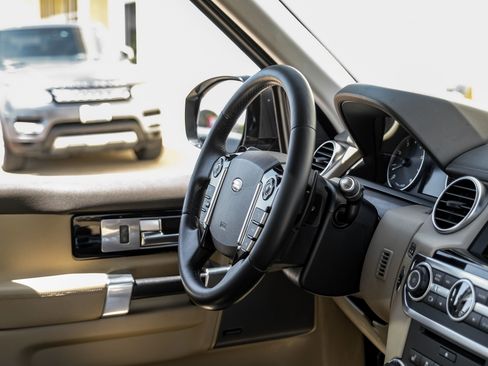 Used 2016 Land Rover LR4 HSE image 13