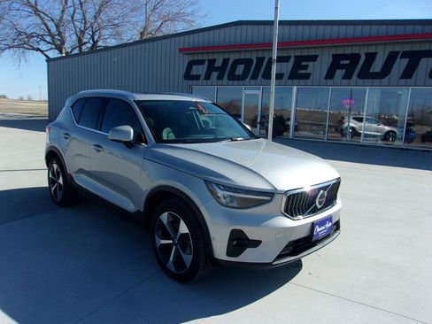 Used 2024 Volvo XC40 B5 Plus image 1