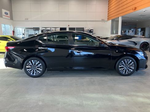 Used 2023 Nissan Altima 2.5 SV image 4
