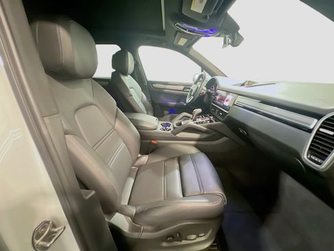 Used 2022 Porsche Cayenne AWD/4WD image 23