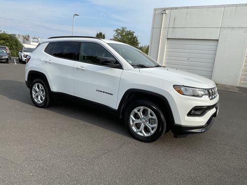 Used 2024 Jeep Compass Latitude AWD/4WD image 7