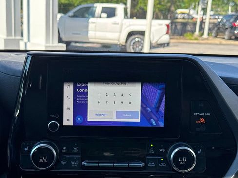 Used 2023 Toyota Highlander XLE FWD image 21
