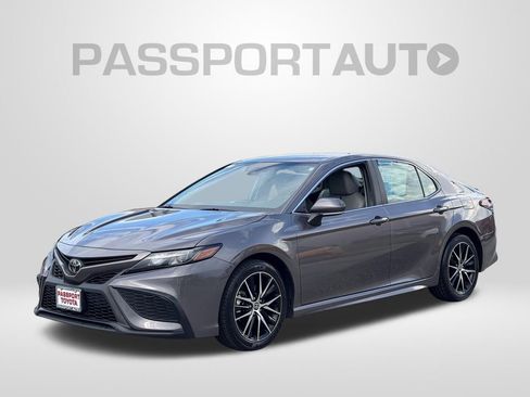 Used 2024 Toyota Camry SE FWD image 1
