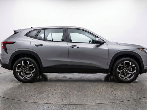 Used 2025 Chevrolet Trax LT FWD image 11