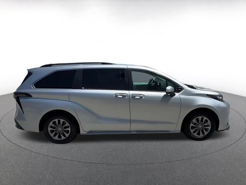 Used 2025 Toyota Sienna XLE FWD image 13