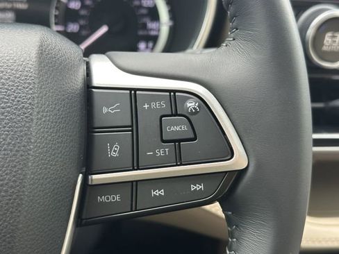 Used 2024 Toyota Highlander XLE FWD image 28