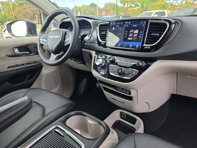 Used 2024 Chrysler Pacifica Touring-L FWD image 17