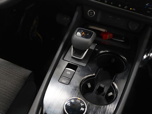 Used 2023 Nissan Rogue SV image 17