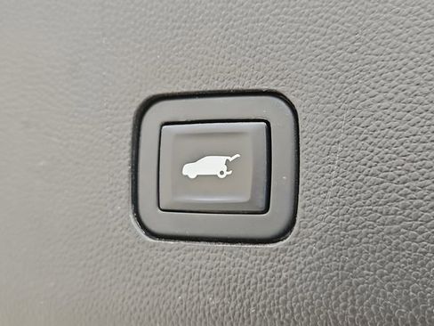 Used 2018 Chevrolet Traverse Premier w/ Driver Confidence II Package FWD image 24