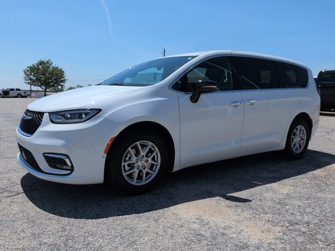 Used 2025 Chrysler Pacifica Select FWD image 6